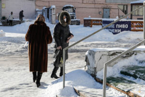 Two ladies are going to the market in Arkhangelsk