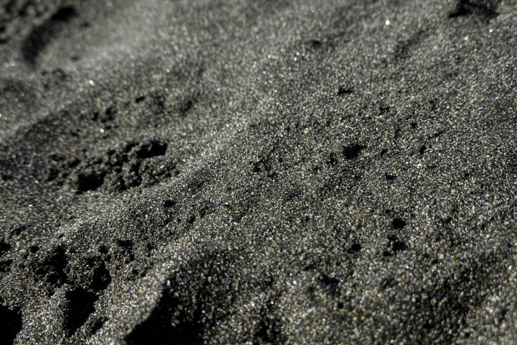 La spiaggia nera magnetica del Lido di Ostia - Roma