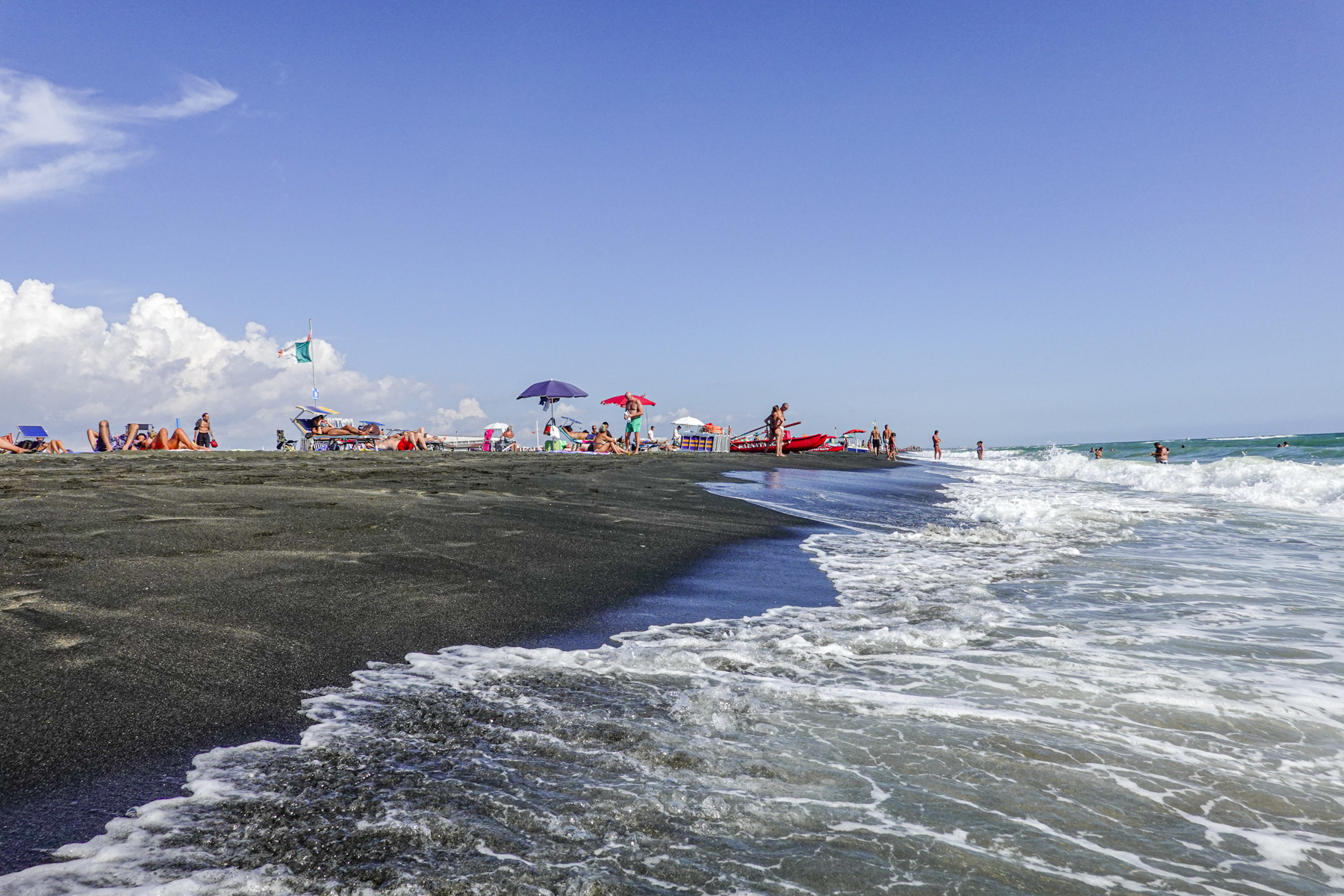 La spiaggia nera magnetica del Lido di Ostia - Roma