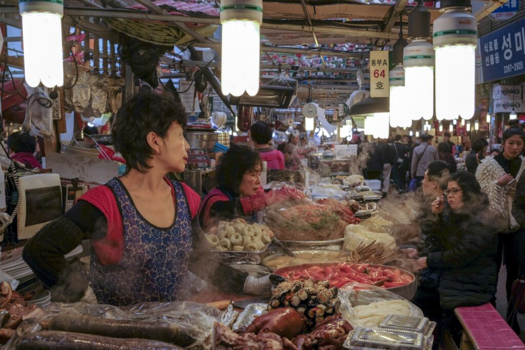 Mangiare cibo locale durante i viaggi: i sapori del posto con attenzione alla salute